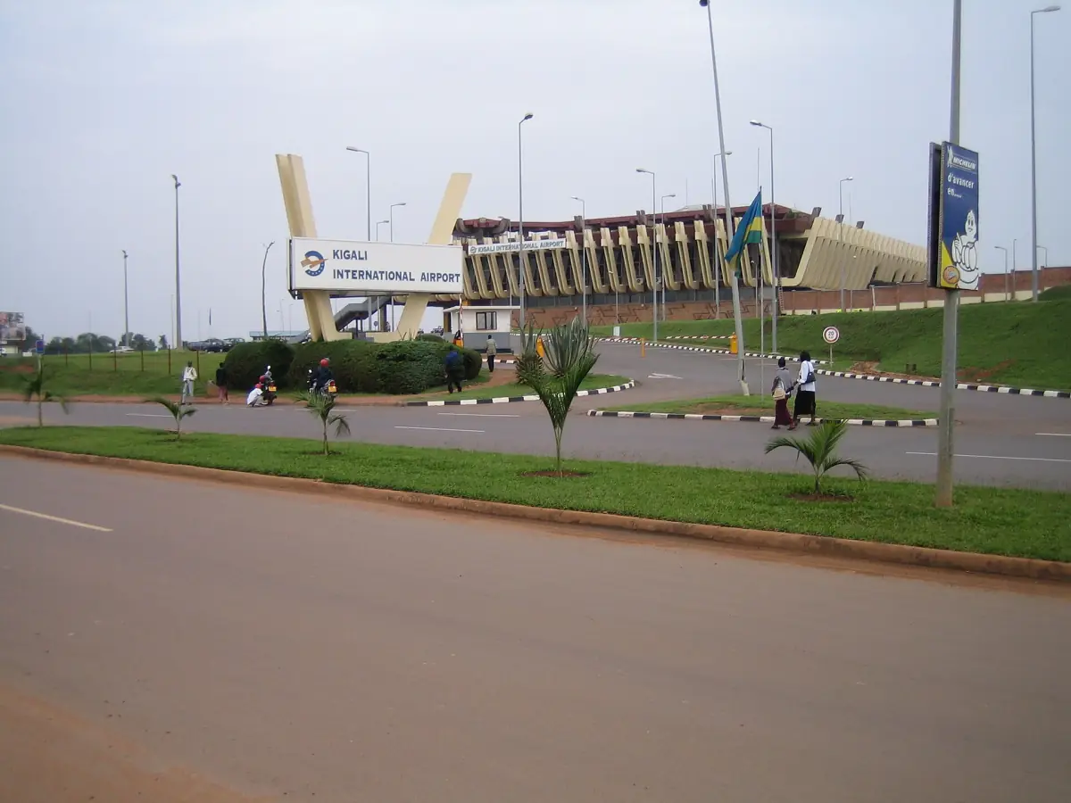Ingang en terminalgebouw van Kigali International Airport op een heldere dag