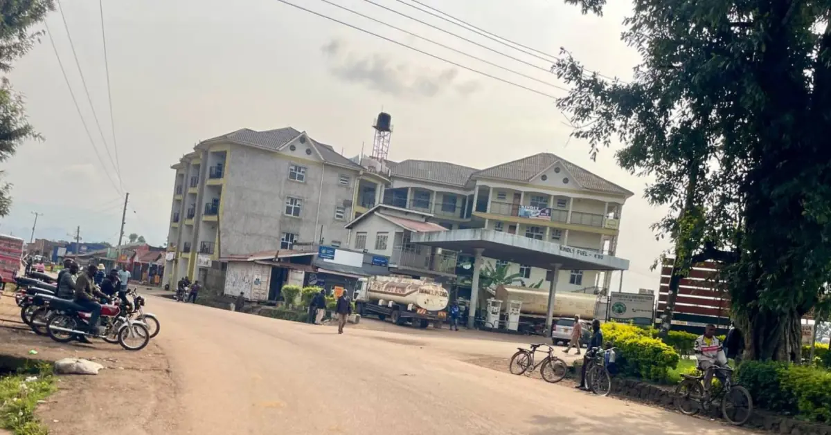 Straat met winkels en gebouwen met meerdere verdiepingen in de stad Kisoro